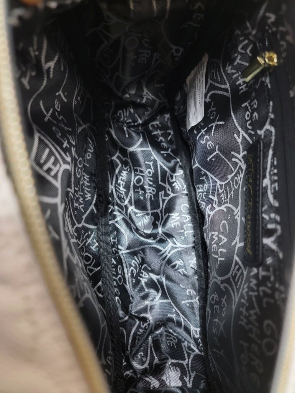 Betsey Johnson White Heart Quilted Crossbody Bag Gold Chain Black Bow Camera Bag - Picture 8 of 8
